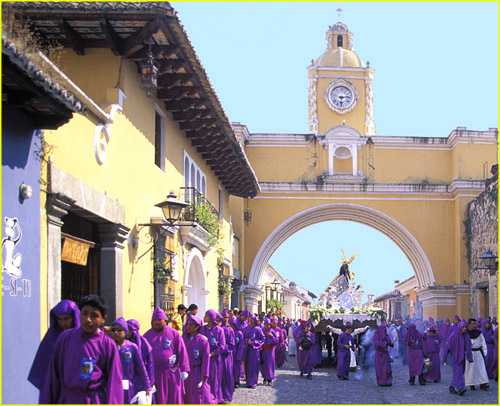 59 Antigua procession - in light