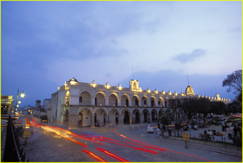 67 Antigua - Palacio de los Capitanes at dusk