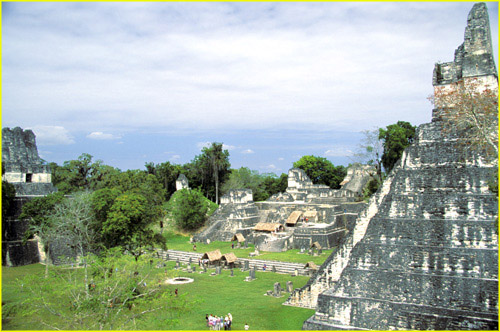 32 Tikal - Grat Plaza