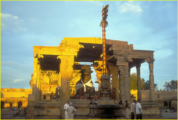 014d Thanjavur Nandi and pole