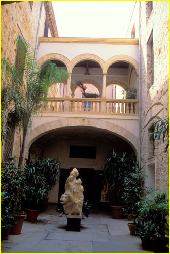 59b Palermo courtyard