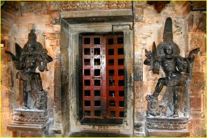 Brihadishvara Temple in Thanjavur - sculptures at the sanctum entrance doors
