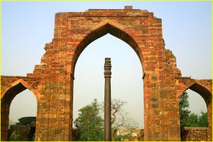 Iron pillar from 4th century in the courtyard of 12th century Quwwat-ul-Islam Mosque in Qutb Complex at Mehrauli, near New Delhi