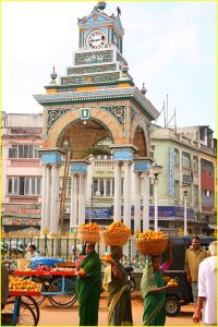 Orange sellers in front of Devaraja Market in Mysore, Karnataka