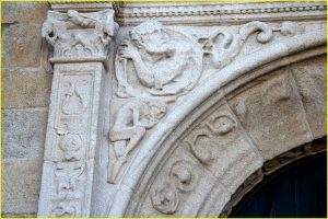 Carvings on side doors of Igreja Martiz, Caminho